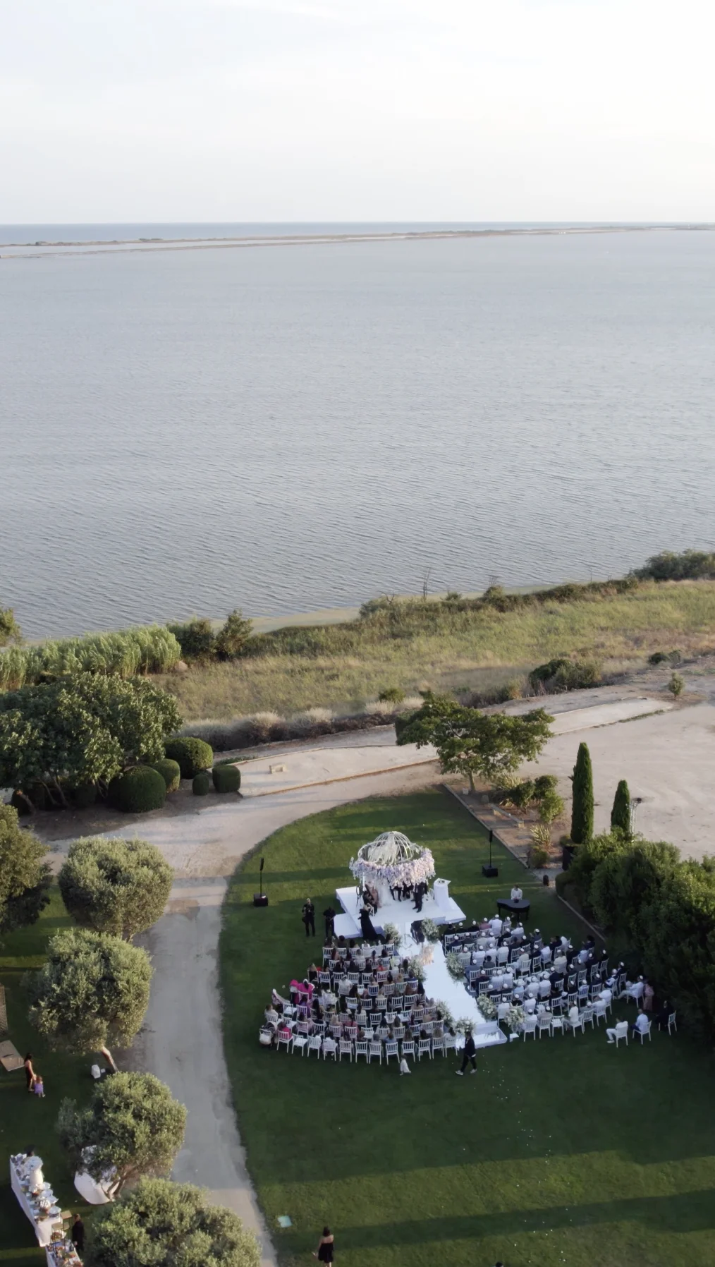 Vue aérienne d'un domaine de mariage en Aveyron — prise de vue drone