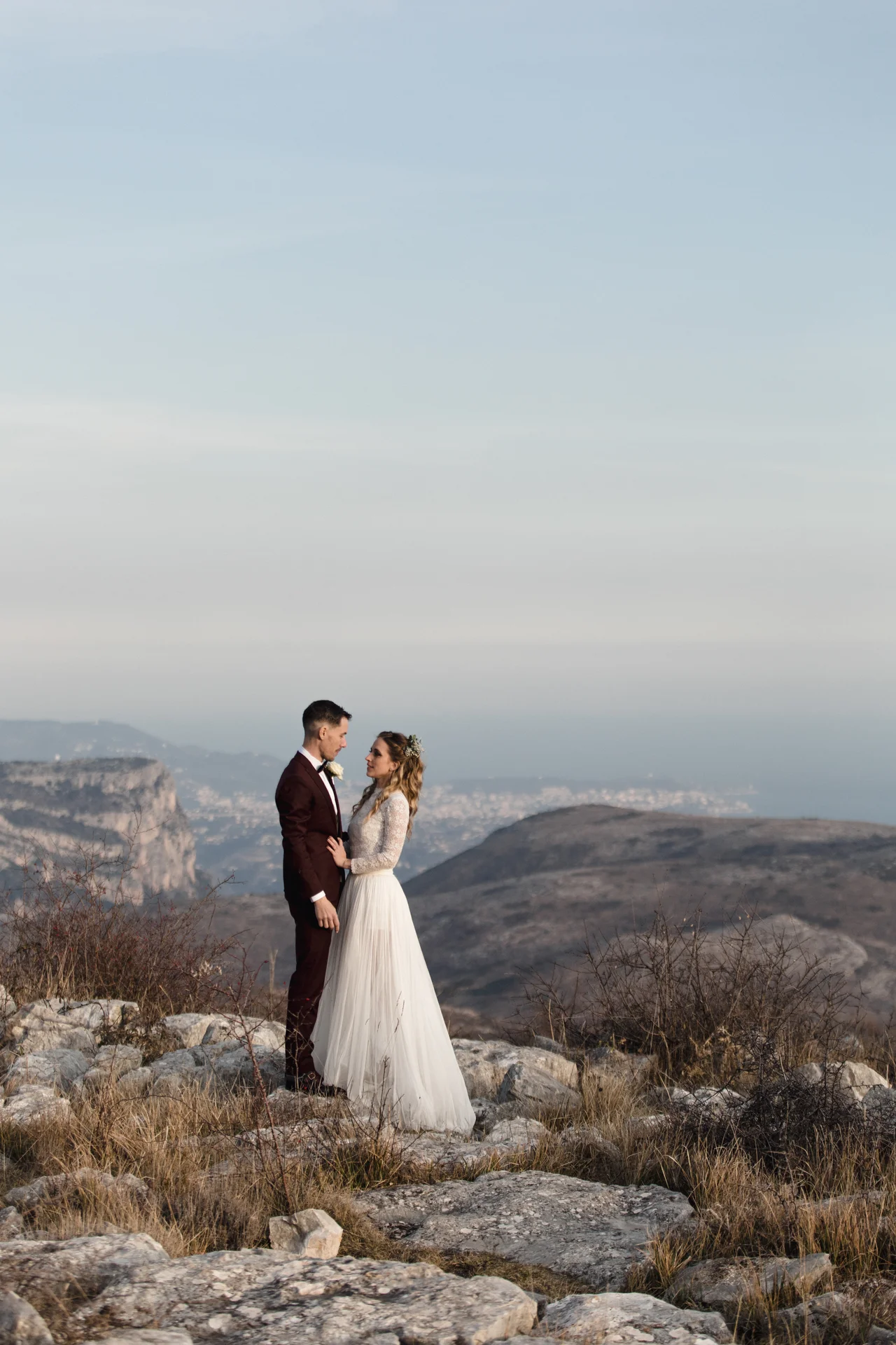 Mariés sur un paysage d'Aveyron — photographie de mariage fine art