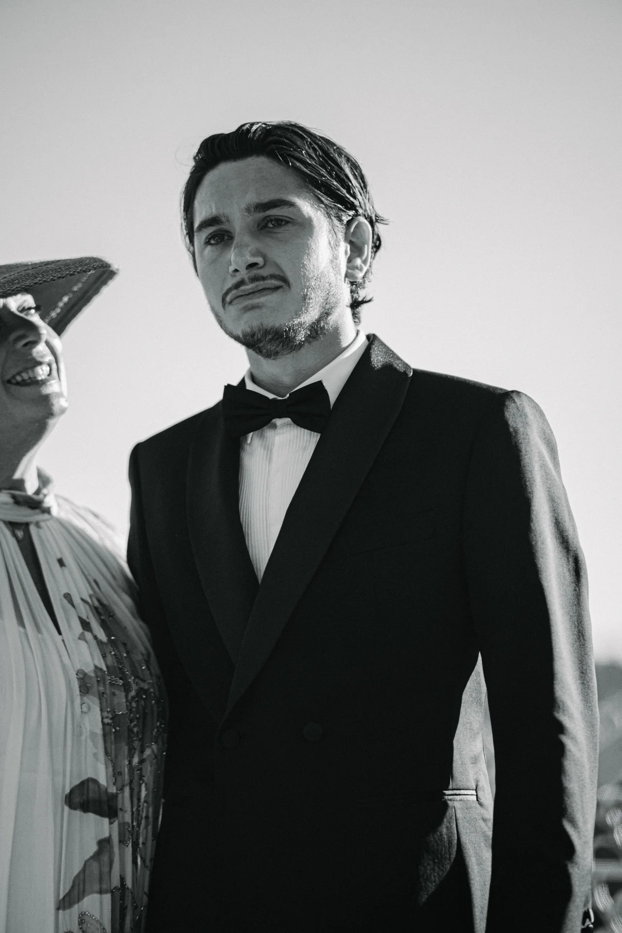 Émotion vraie pendant une cérémonie de mariage en Aveyron — photographe Jonathan Carmona