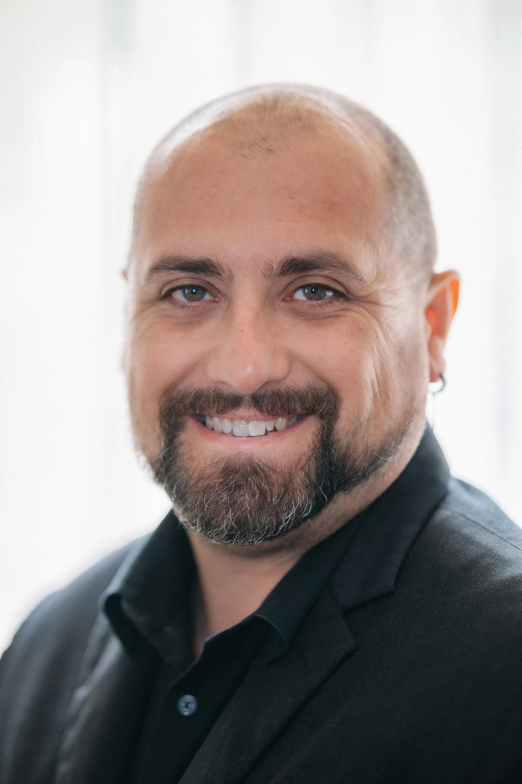 Portrait de Jonathan Carmona, photographe de mariage haut de gamme en Aveyron